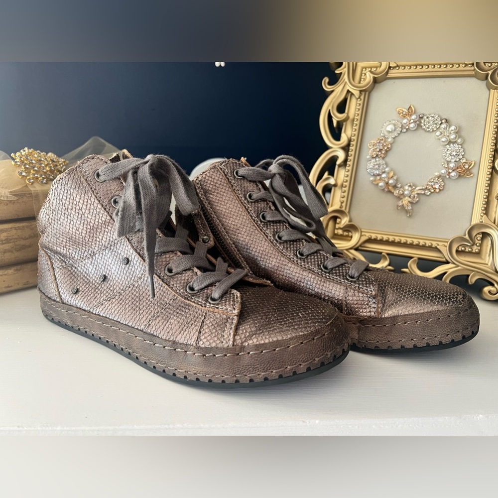 OTBT tennis shoes